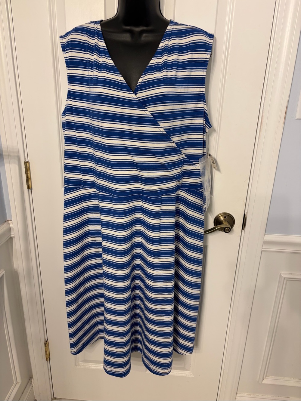 Talbots women plus 2X sleeveless dress. V-neck crisscross bodice. Defined waist